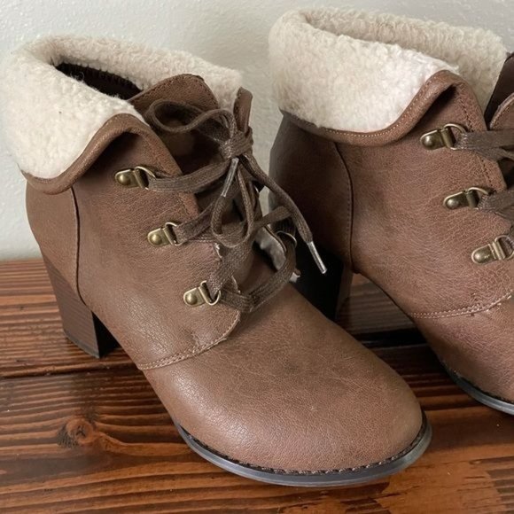 Bethany M🖤ta (Mota) Bootie Heel Lace Up w/ Sherpa Style Detail, size 10 - Picture 6 of 13